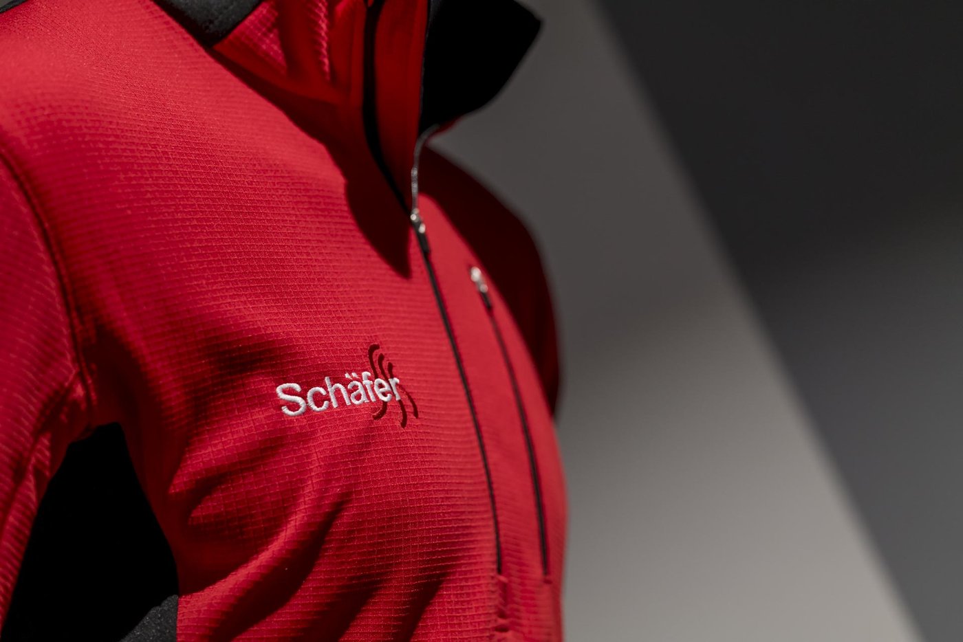Rote Jacke mit Kundenlogo
