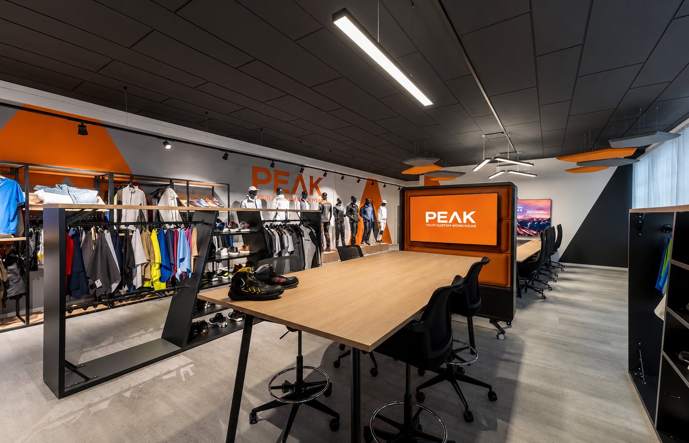 Foto vom PEAK Showroom mit Konferenztisch